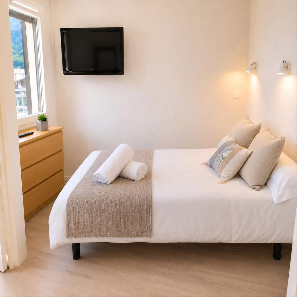 Bed, Night, TV and multimedia, Photo of the whole room, Bedroom, towels