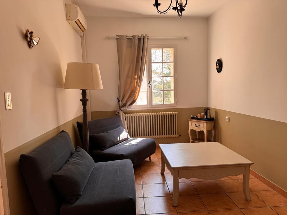 Logis Hotel le Mas De Cure Bourse Hotel in Le Thor