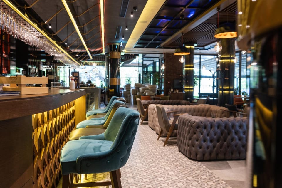 Restaurant/places to eat, Lounge or bar