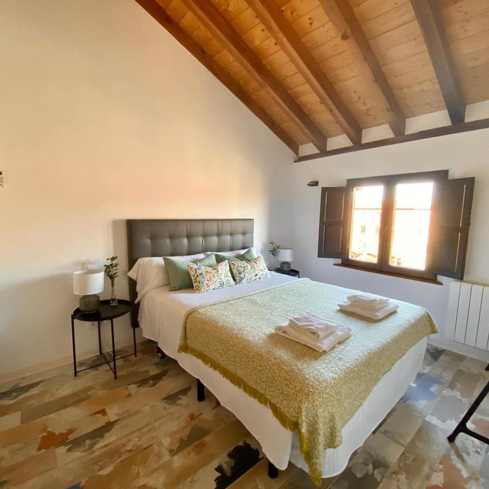 Photo of the whole room, Bedroom