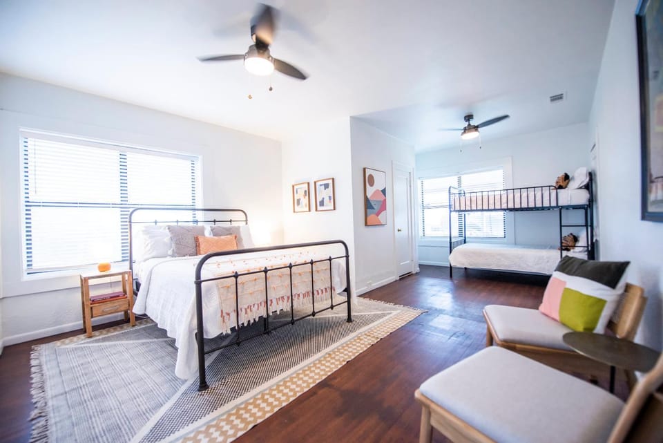 Classy 1927 Uptown Tudor 4 min to Magnolia House in Waco