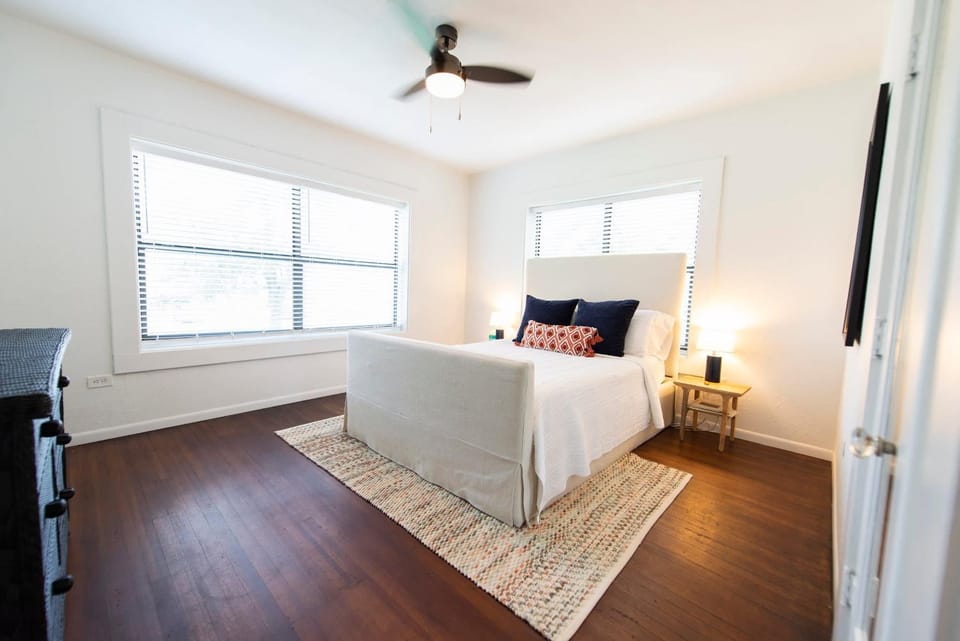 Classy 1927 Uptown Tudor 4 min to Magnolia House in Waco