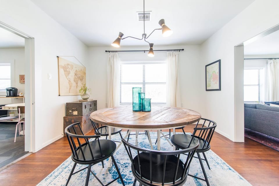 Classy 1927 Uptown Tudor 4 min to Magnolia House in Waco