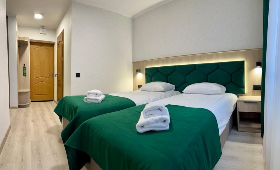 Bed, Bedroom, towels