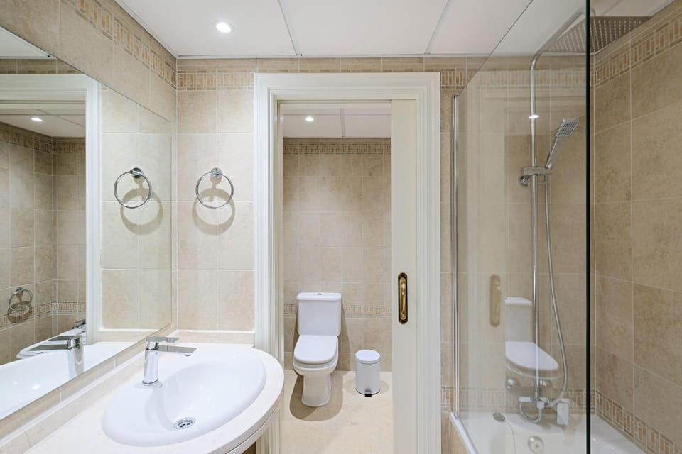 Bathroom, Photo of the whole room