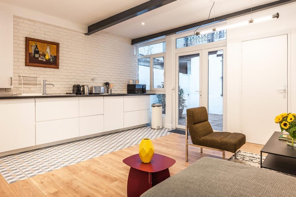 Coffee/tea facilities, Kitchen or kitchenette, Seating area, Dining area