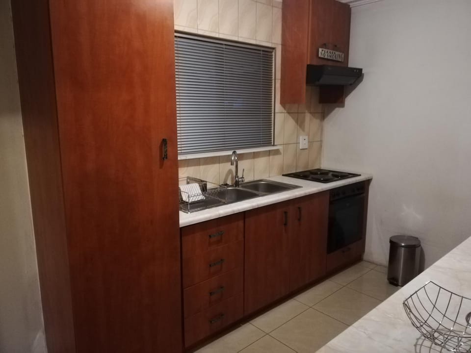 Rocky Ridge Guest House SELF Catering - No alcohol allowed Apartment in Roodepoort