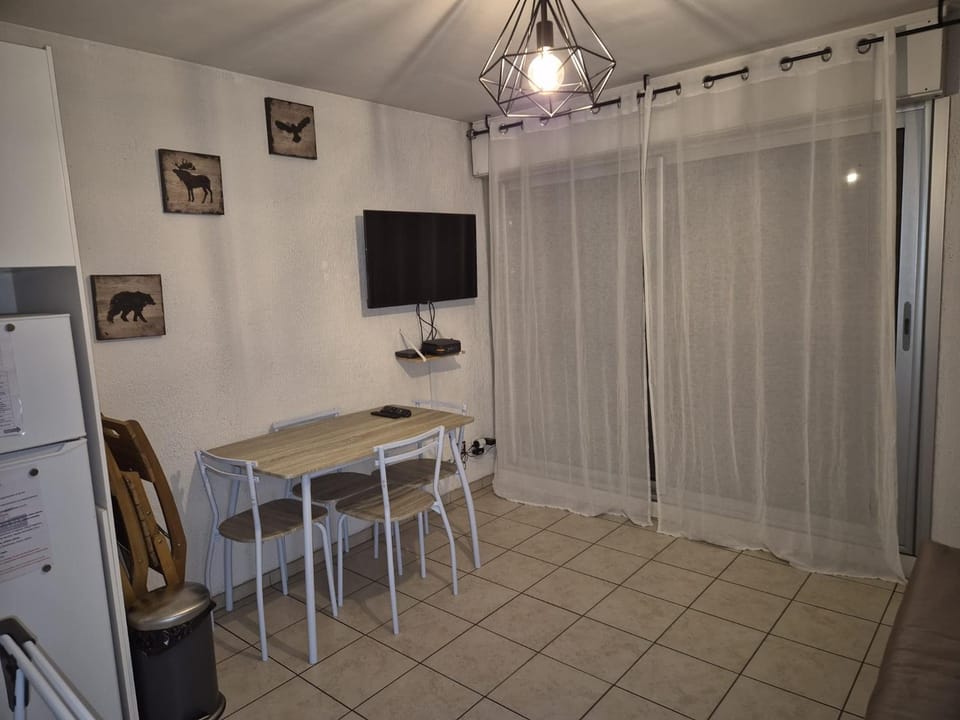Communal lounge/ TV room, Living room, Seating area, internet