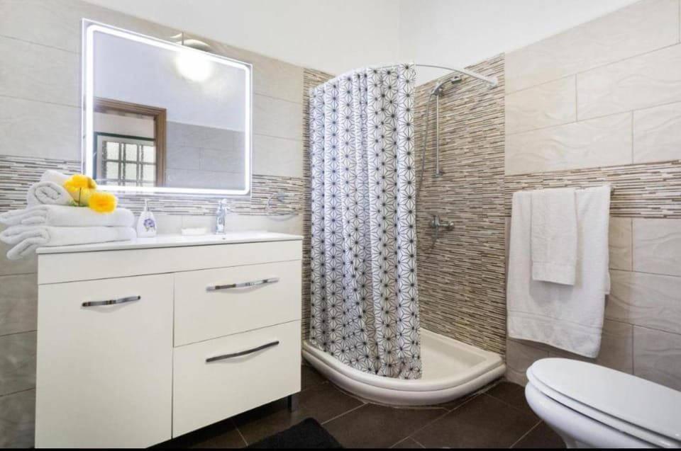 Shower, Bathroom, towels