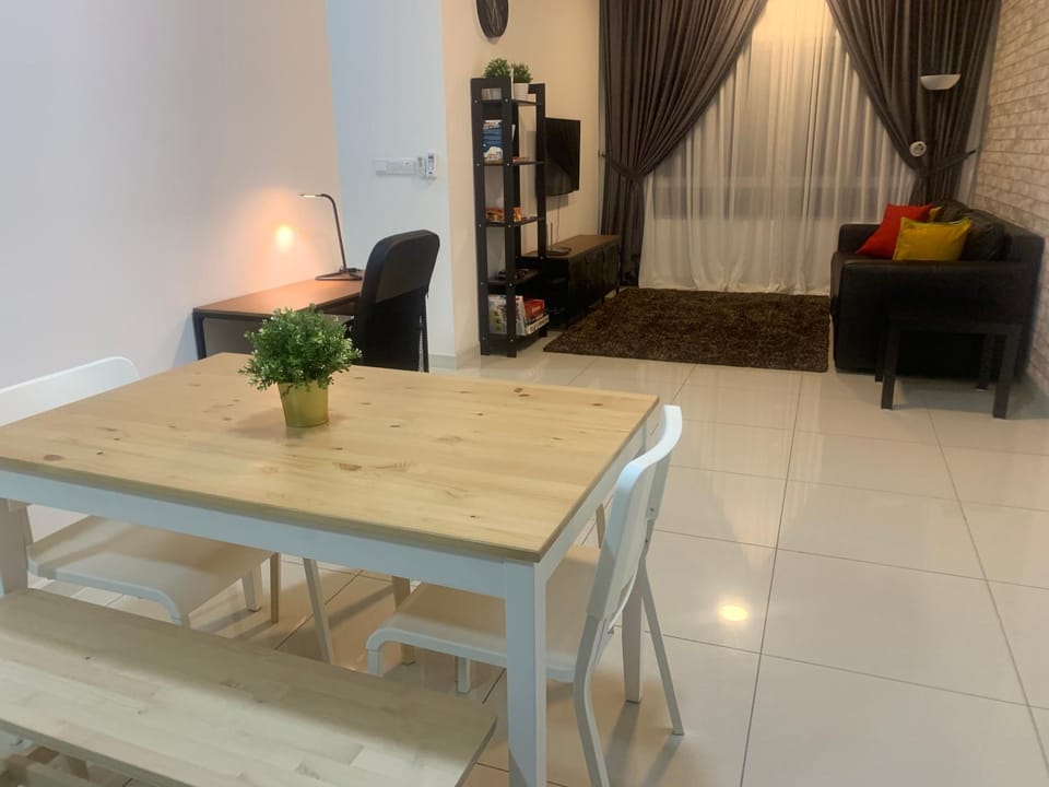 Relaxed Family Staycation, Pool View w WIFI n Netflix Apartment in Negeri Sembilan, Malaysia