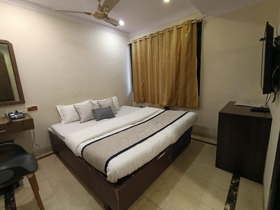 Bed, TV and multimedia, Photo of the whole room, Bedroom, hair dresser, wardrobe