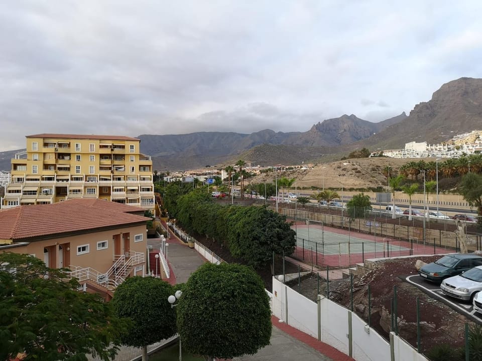 Kitchen or kitchenette, Mountain view, Street view