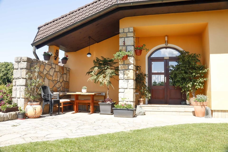 Patio, Facade/entrance