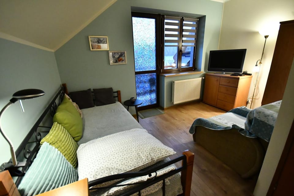 TV and multimedia, Living room, Photo of the whole room, Seating area, Bedroom