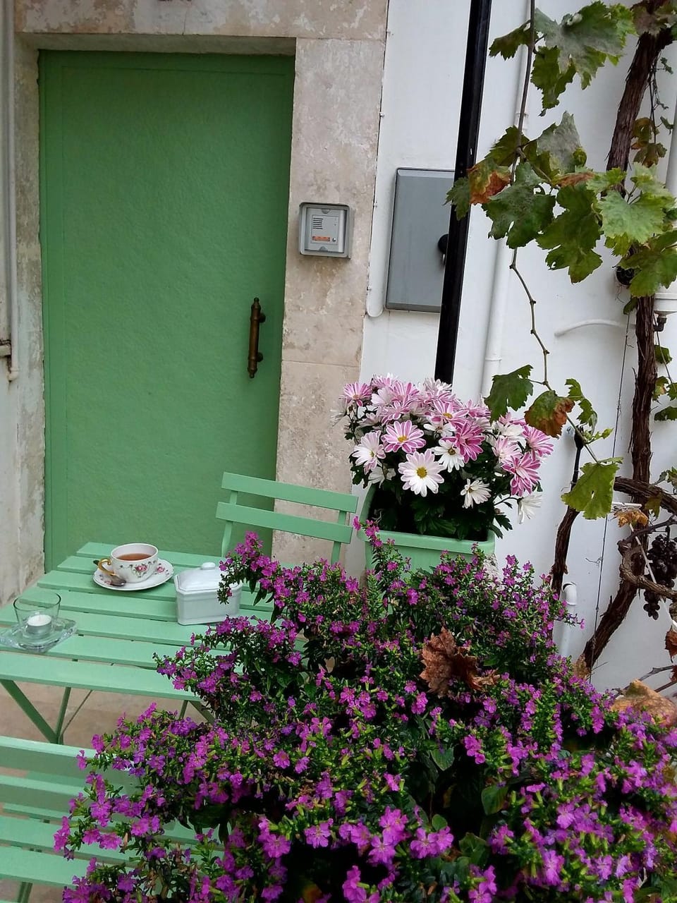 Property building, Patio, Facade/entrance, Balcony/Terrace