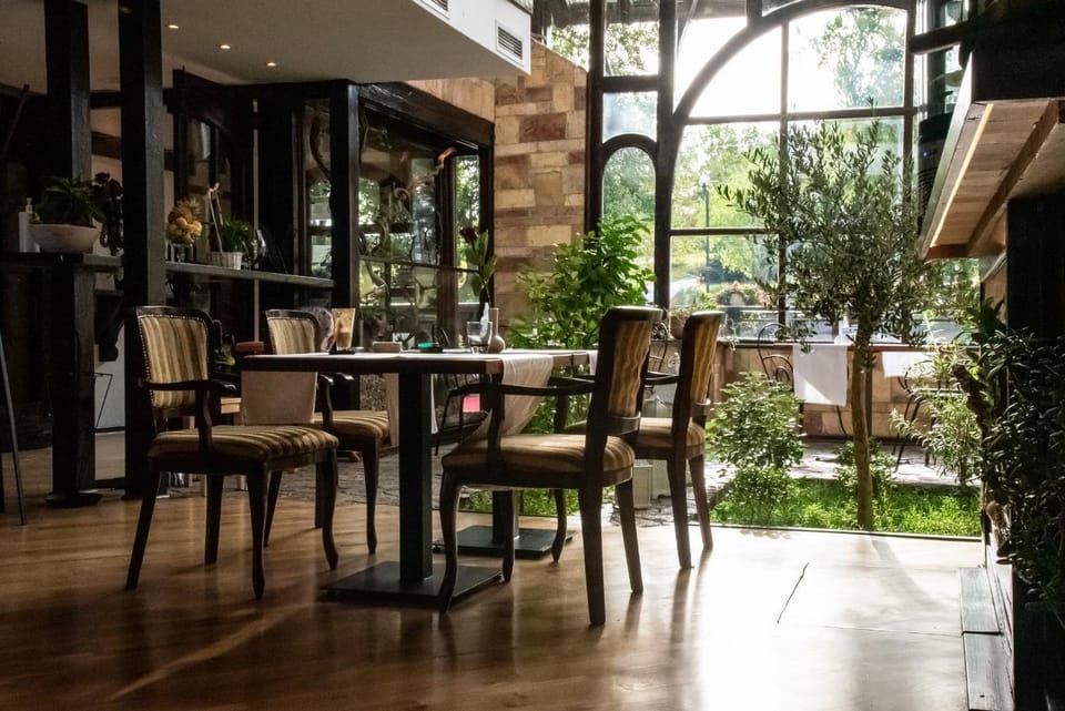 Restaurant/places to eat, Lounge or bar, Breakfast