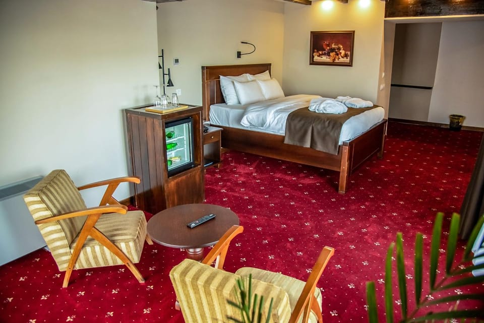 Bed, Photo of the whole room, Seating area, Bedroom