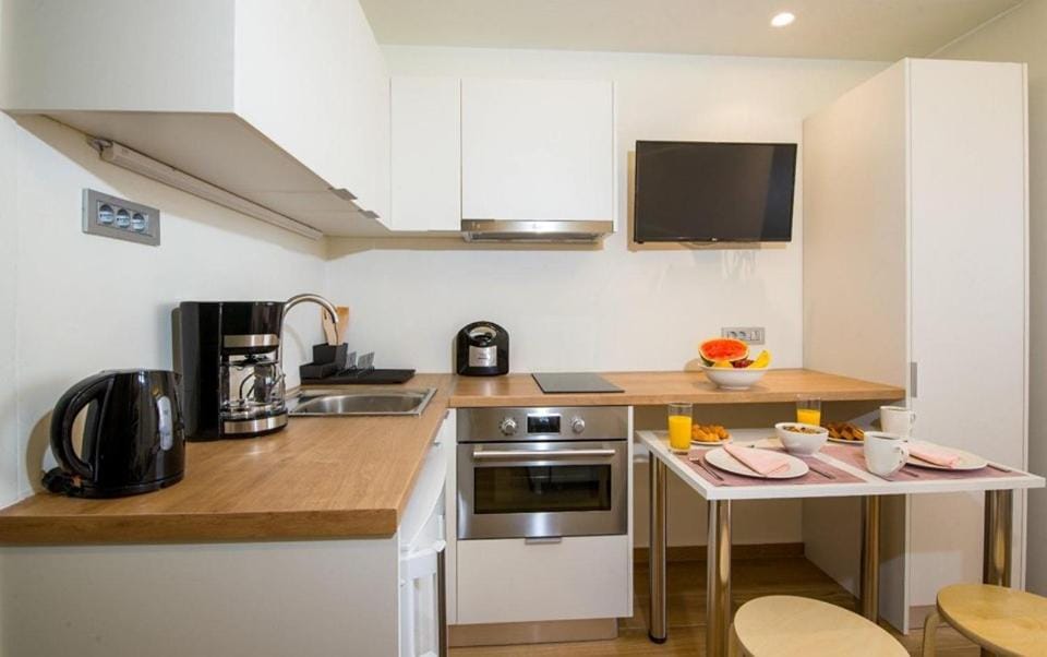 Kitchen or kitchenette, Dining area