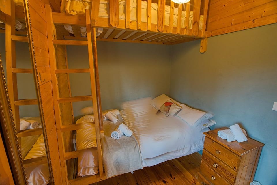 Bed, Photo of the whole room, Bedroom, bunk bed, towels