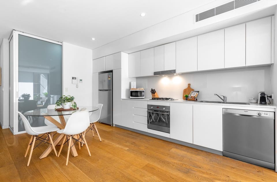 Kitchen or kitchenette, Dining area