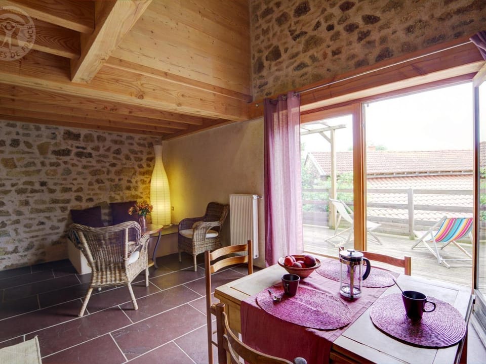 Écogîte confortable avec terrasse privative en pleine campagne - FR-1-496-189 House in Auvergne-Rhône-Alpes