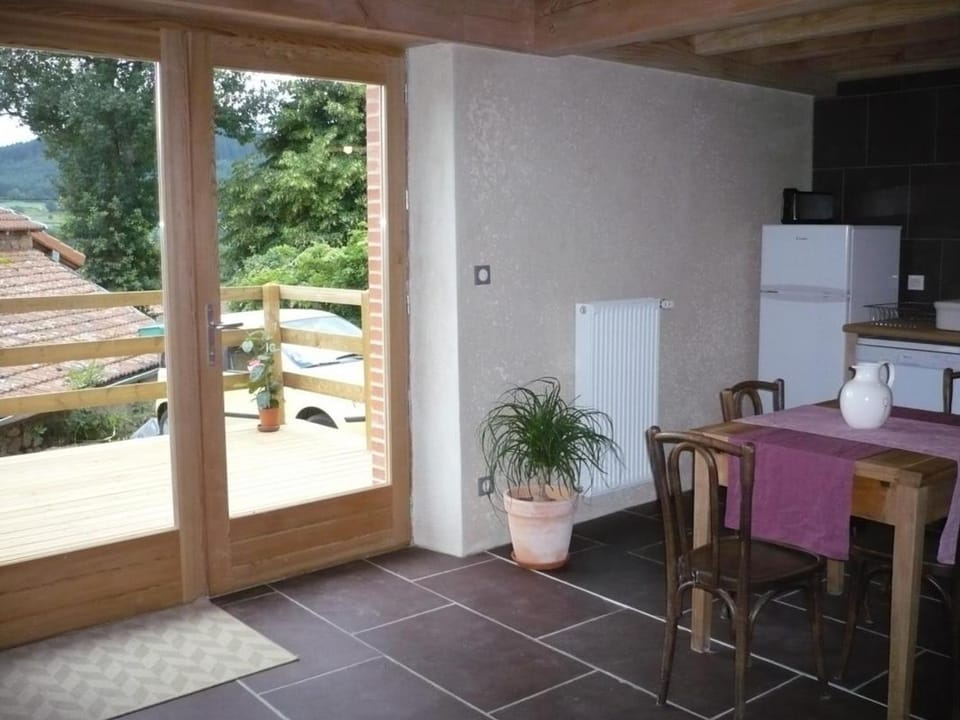 Écogîte confortable avec terrasse privative en pleine campagne - FR-1-496-189 House in Auvergne-Rhône-Alpes
