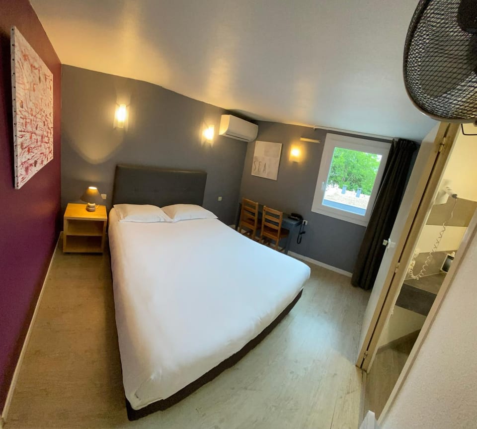 Bed, Photo of the whole room, Bedroom, fireplace, air conditioner