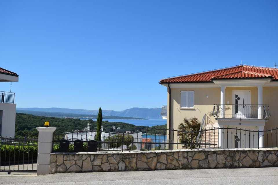 Sea view, Street view