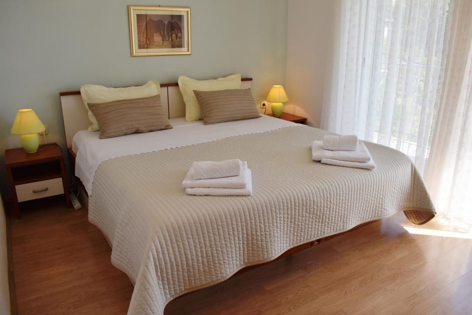 Bed, Bedroom, towels