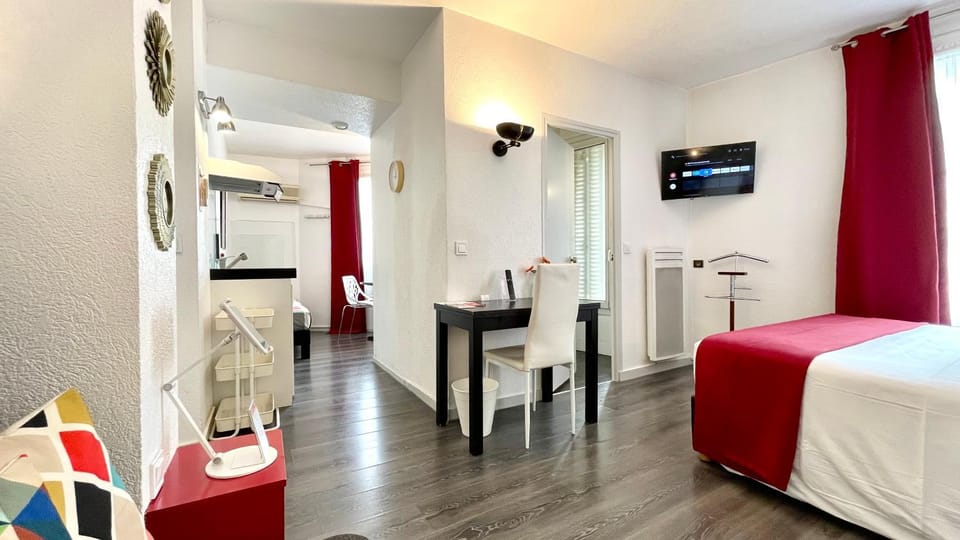 Bed, TV and multimedia, Kitchen or kitchenette, Photo of the whole room