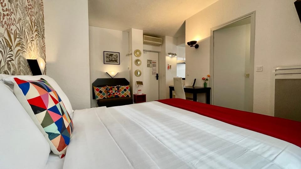 Bed, Photo of the whole room, Seating area, Bedroom