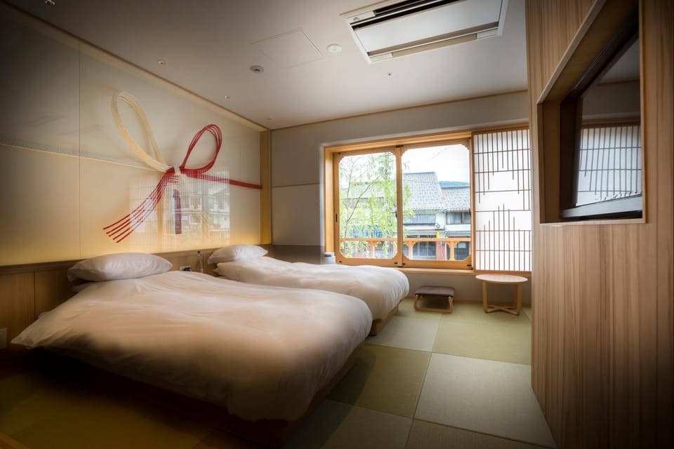 Bed, Bedroom, River view, Street view