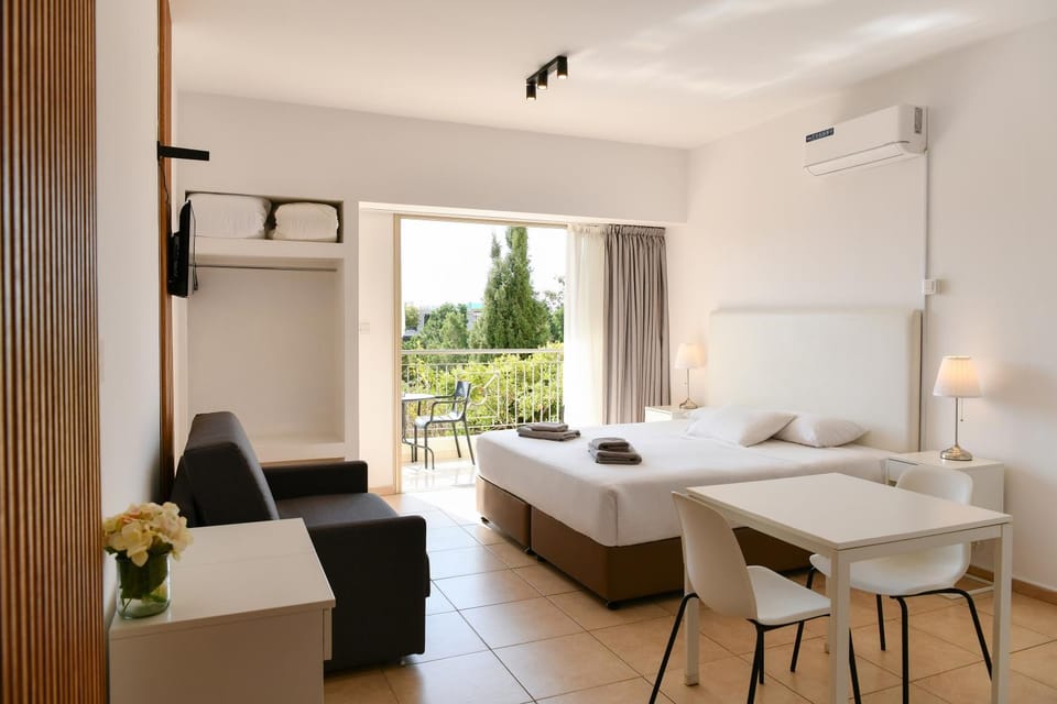 Bed, View (from property/room), Seating area, Bedroom, towels