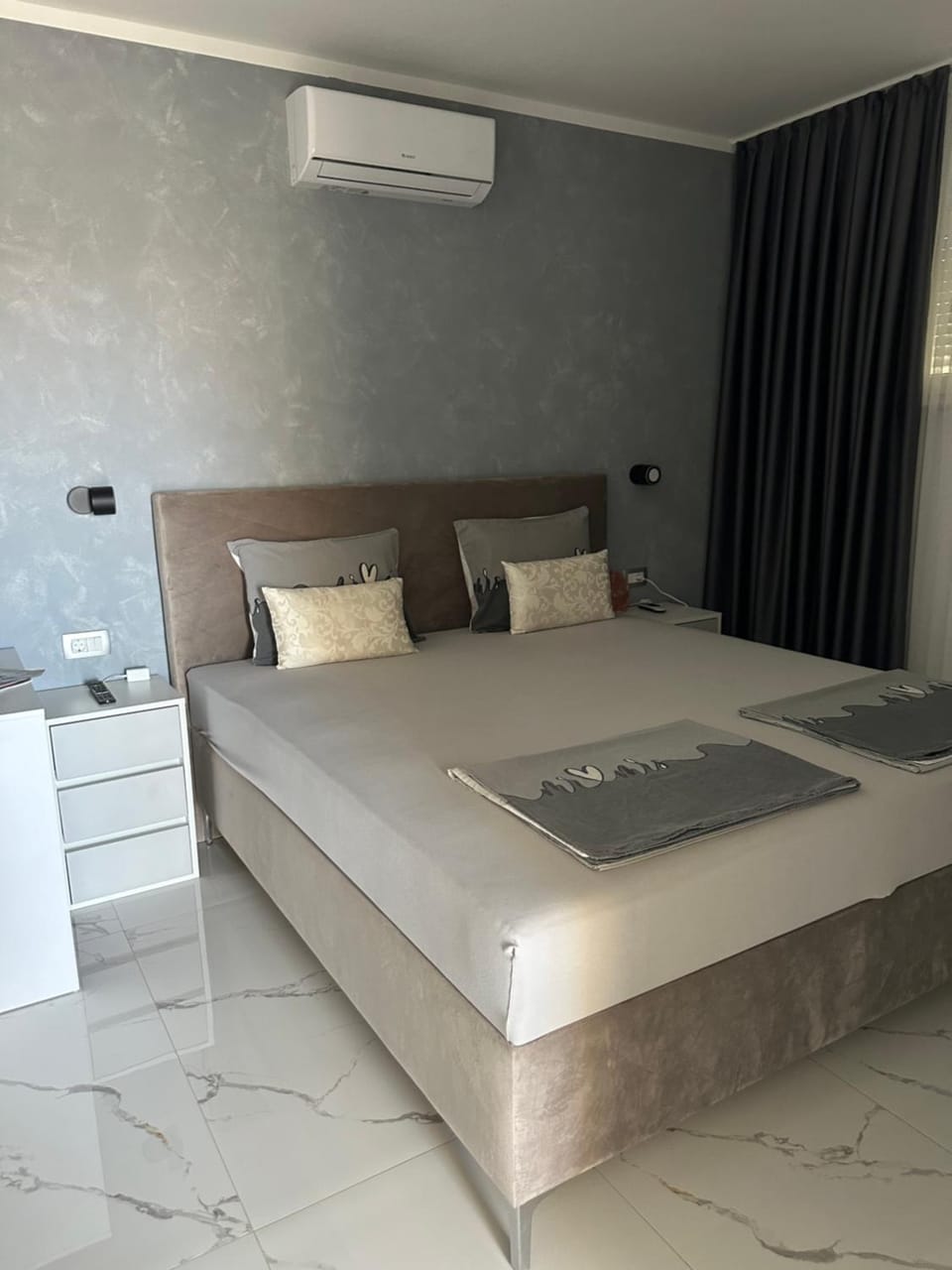 Photo of the whole room, Bedroom, air conditioner