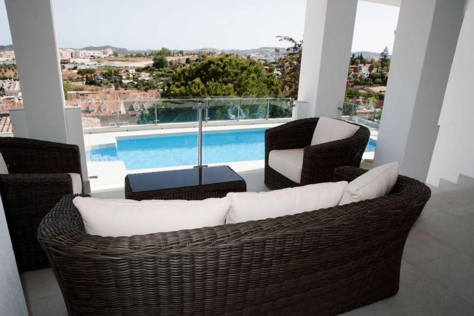 Luxury villa with heated pool for 12 to 14 people Villa in Costa del Sol