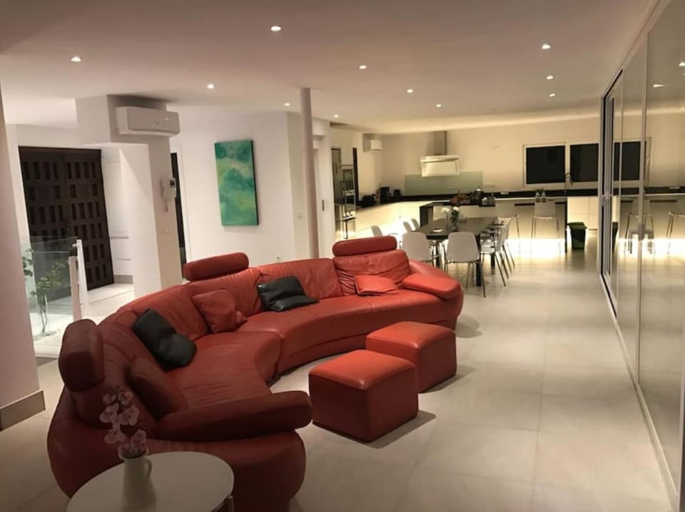 Luxury villa with heated pool for 12 to 14 people Villa in Costa del Sol