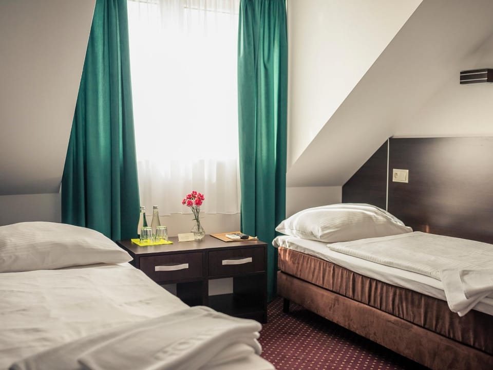 Bed, Other, Photo of the whole room, Decorative detail, Bedroom, On site, Drinks