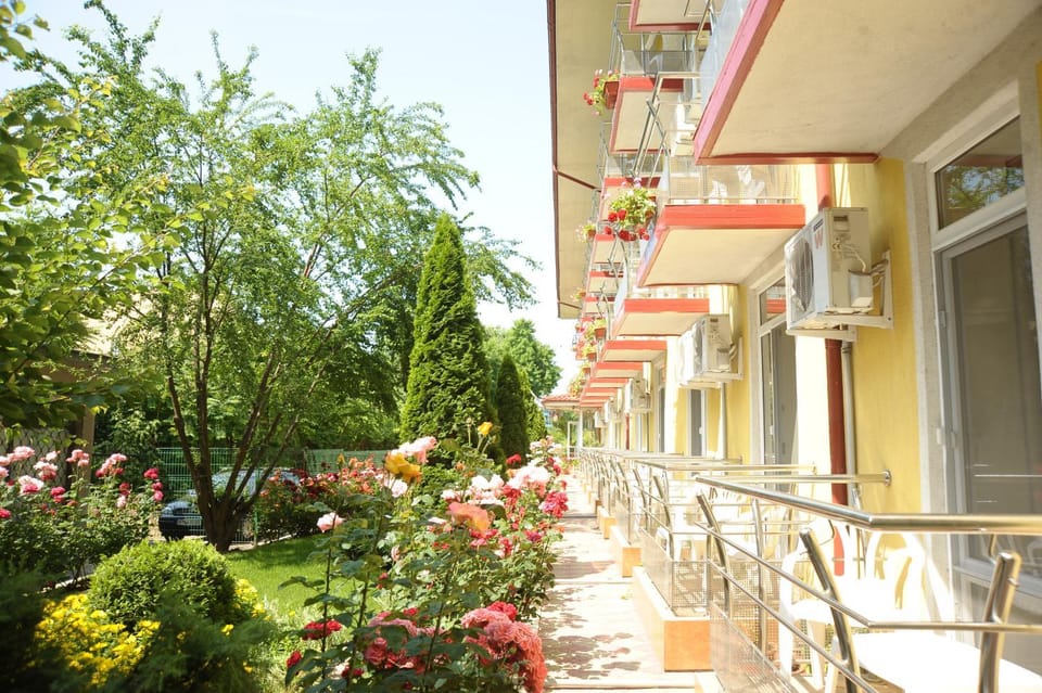 Facade/entrance, Balcony/Terrace