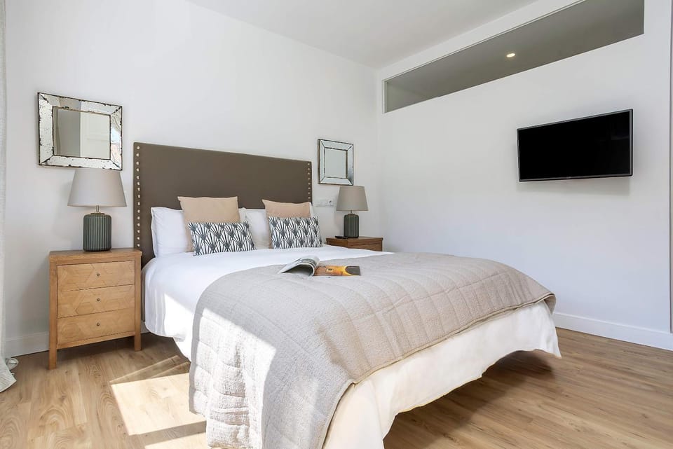 Bed, TV and multimedia, Photo of the whole room, Bedroom, wardrobe
