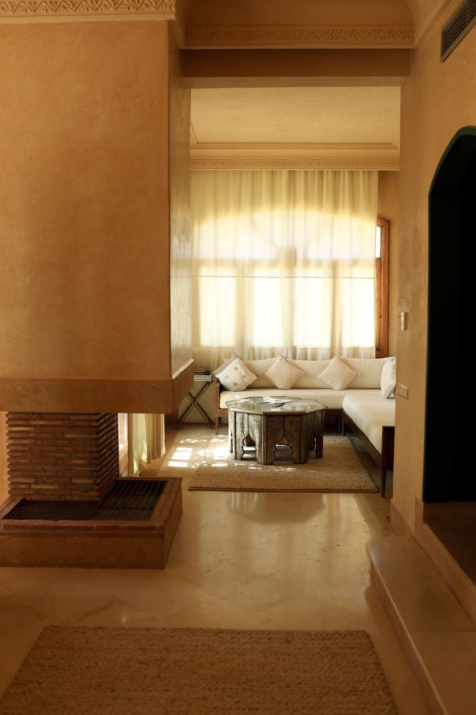 Skiing, Living room