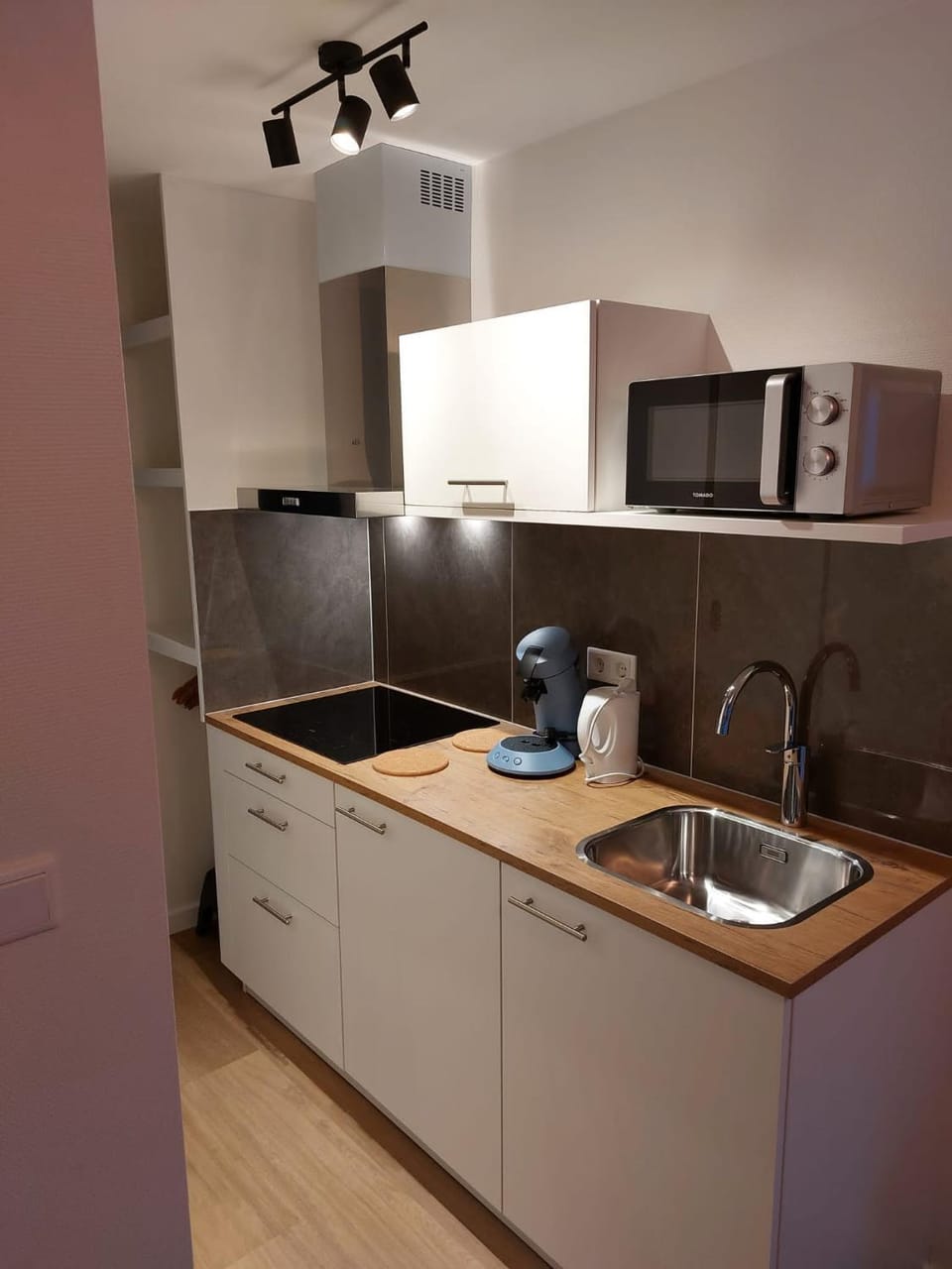 Coffee/tea facilities, Kitchen or kitchenette, microwave, stove