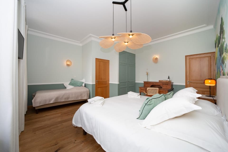 Photo of the whole room, Bedroom, wardrobe