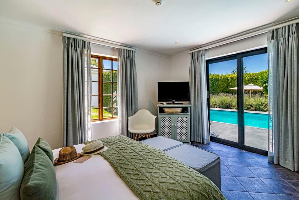 Photo of the whole room, Pool view