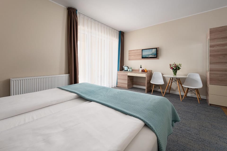 Bed, TV and multimedia, Photo of the whole room, Bedroom, air conditioner