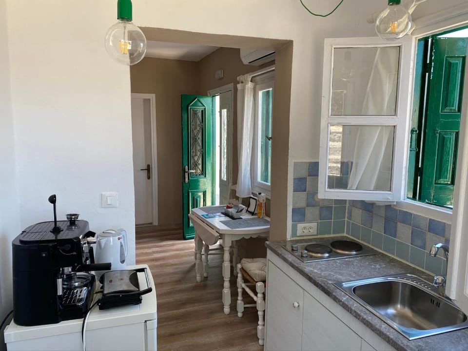 Coffee/tea facilities, Kitchen or kitchenette, Dining area