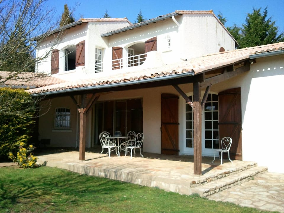 Facade/entrance, Balcony/Terrace