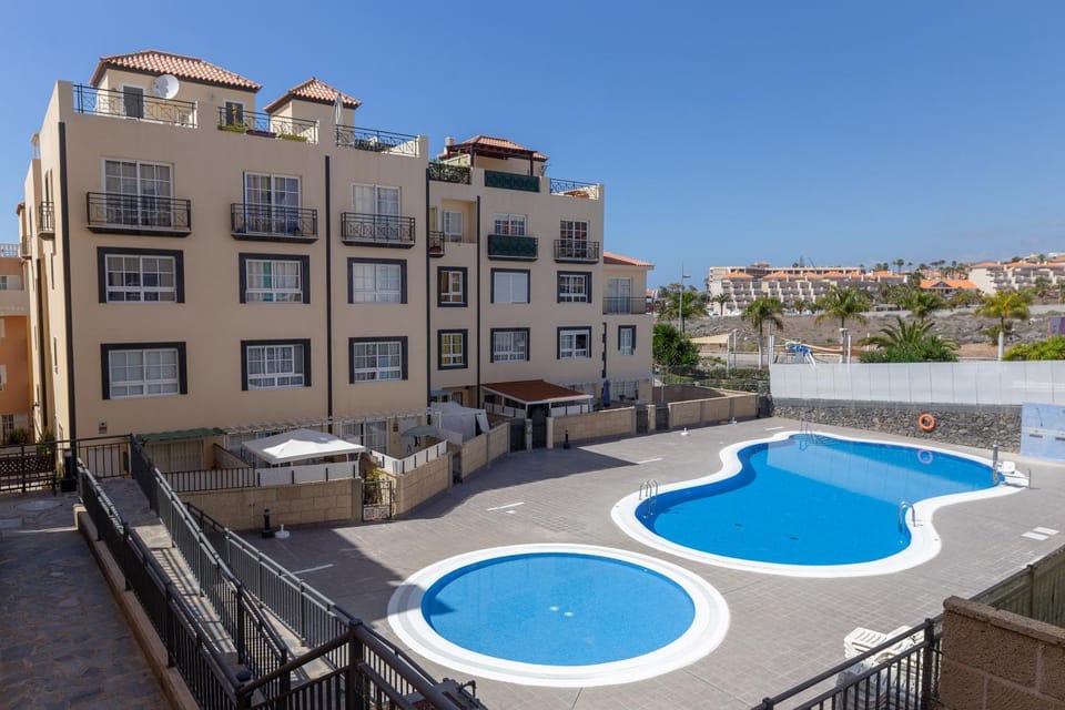 Property building, Day, Pool view, Swimming pool, sunbed