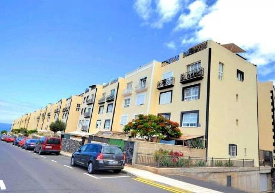 Property building, Day, Neighbourhood, Street view, Location, Parking