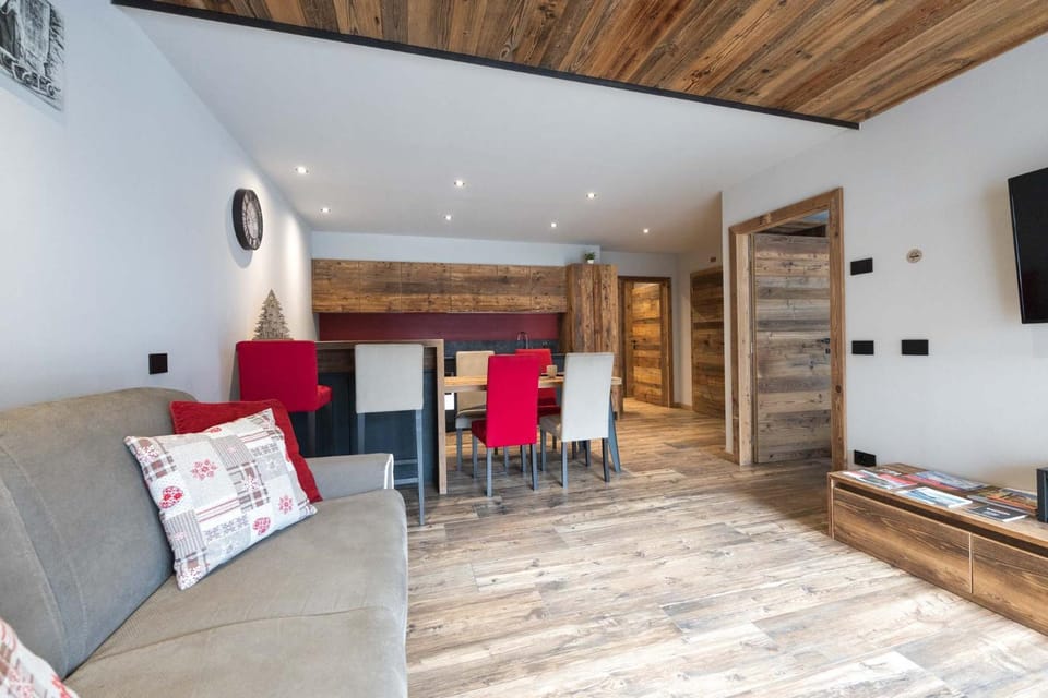 Communal lounge/ TV room, kitchen