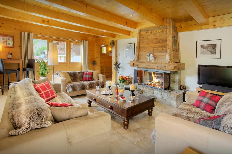 Communal lounge/ TV room, TV and multimedia, Living room, Seating area, Evening entertainment
